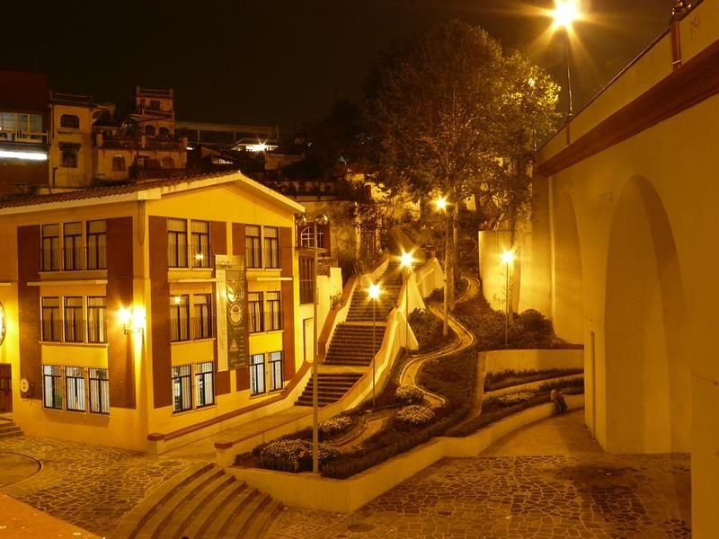 Escalinatas y arcos del centro histórico de Xalapa iluminados de noche